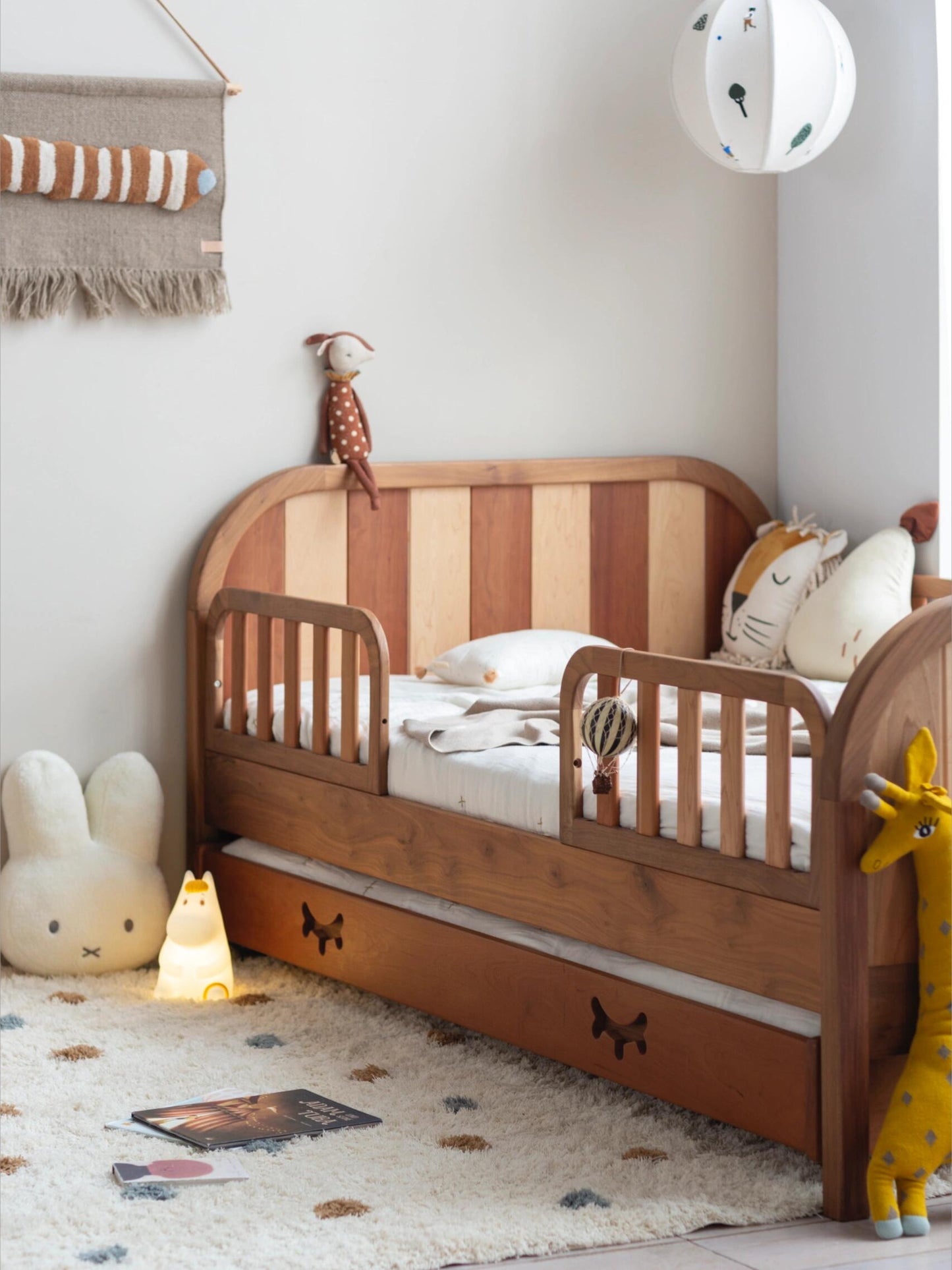 Wooden Toddler Bed with Safety Rails & Pull-Out Trundle – Montessori-Inspired Kids’ Bed Frame