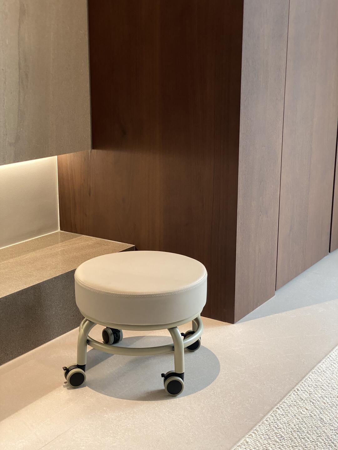 Round Rolling Stool – Modern Swivel Seating with Wheels for Home, Office & Salon Use