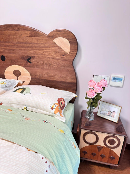Bear-Themed Kids Bed with Animal Print Bedding – Cute Cartoon Wooden Headboard Bed Frame (Furniture / Kids Room)