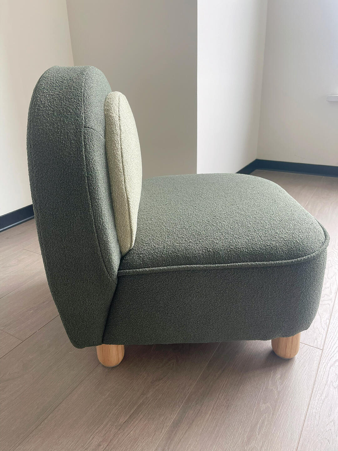 Minimalist Kids Lounge Chair – Soft Bouclé Toddler Sofa with Wooden Legs (Green Two-Tone Design)