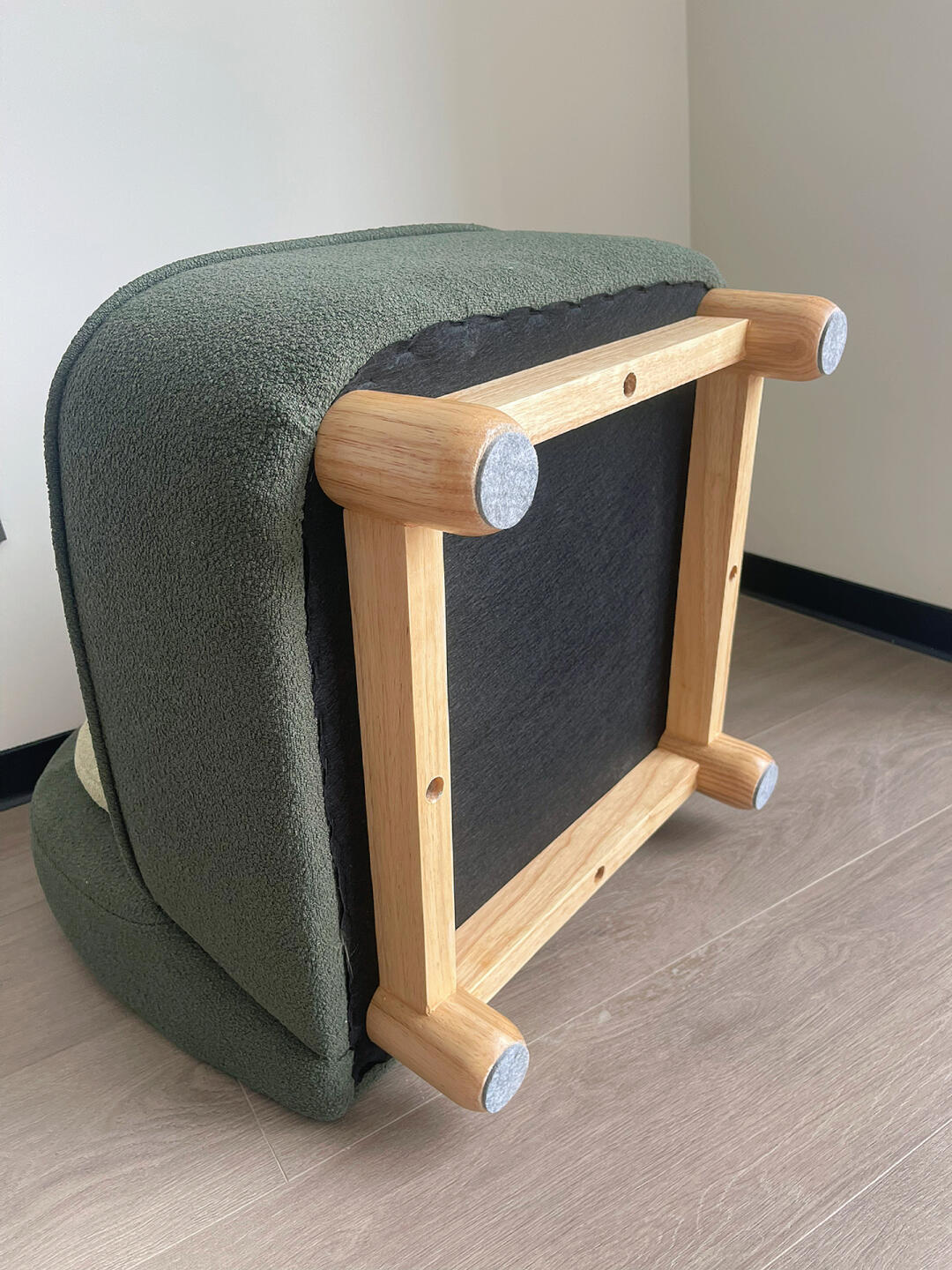 Minimalist Kids Lounge Chair – Soft Bouclé Toddler Sofa with Wooden Legs (Green Two-Tone Design)