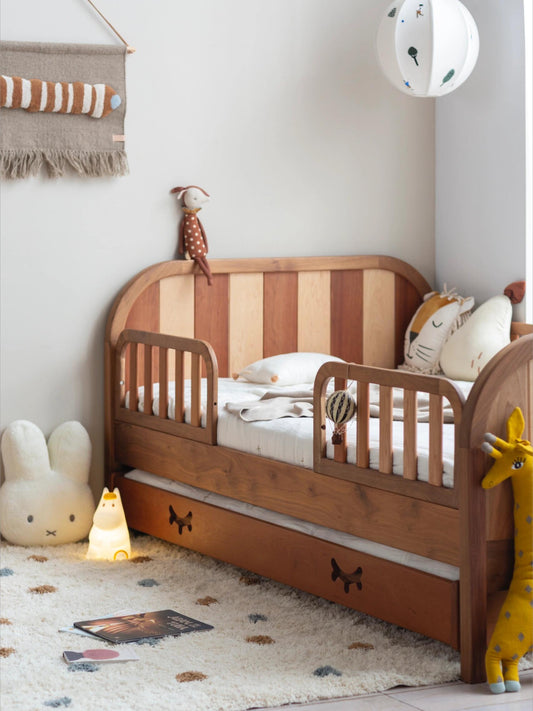 Wooden Toddler Bed with Safety Rails & Pull-Out Trundle – Montessori-Inspired Kids’ Bed Frame