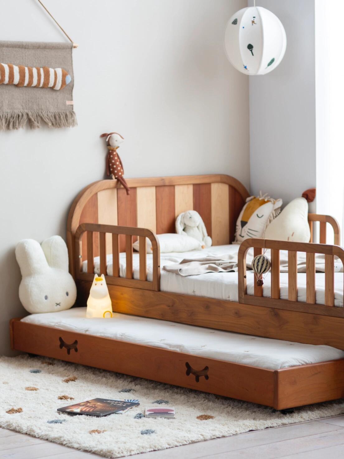 Wooden Toddler Bed with Safety Rails & Pull-Out Trundle – Montessori-Inspired Kids’ Bed Frame